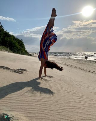 Už zase #delamstojky 😂 nemůžu si pomoct, s dobrou náladou to prostě přijde samo. Přejeme vám nádherné léto plné radosti a...